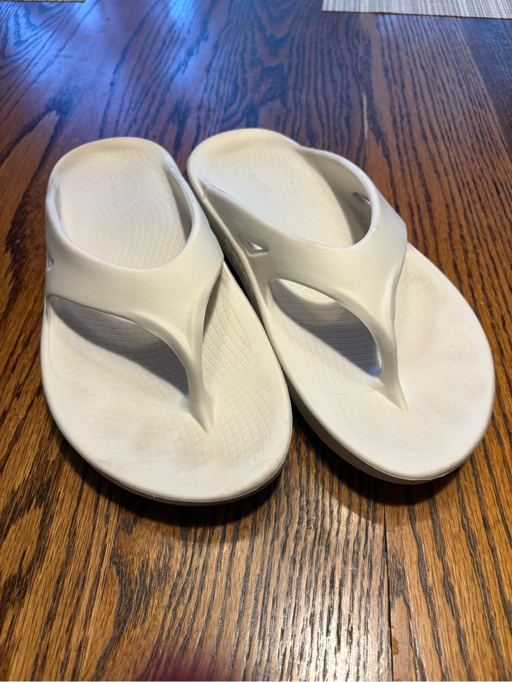 OOFOS Ooriginal Recovery sandal in Eggnog color. Size 11 women’s